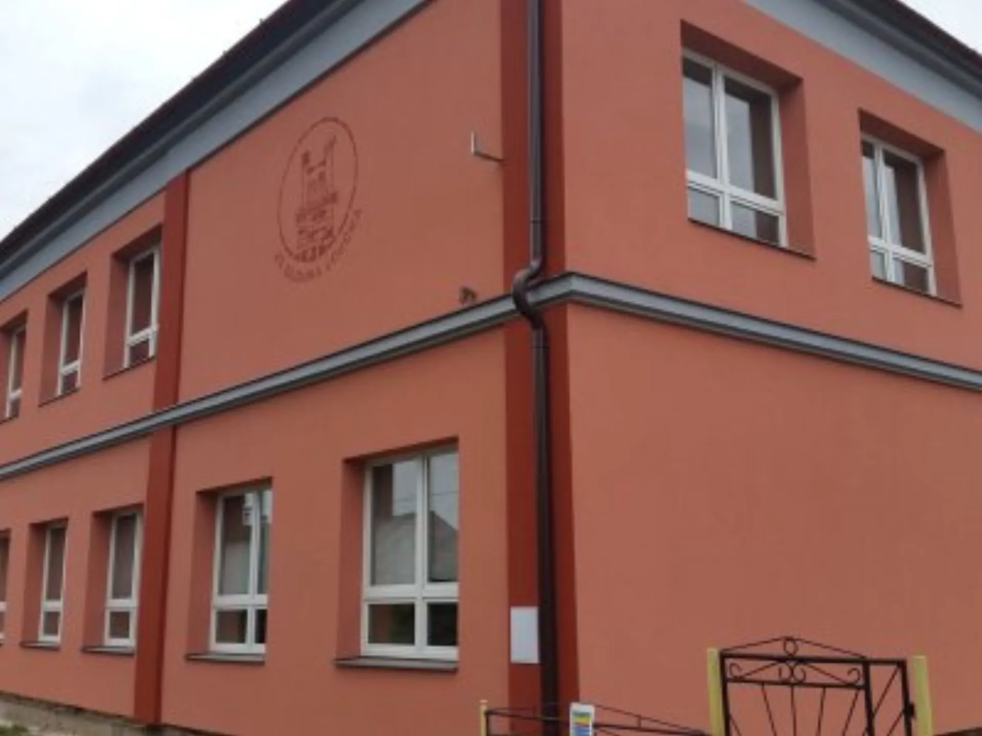 ZŠ Dl.Loučka - zateplení budovy, nástřik komínu