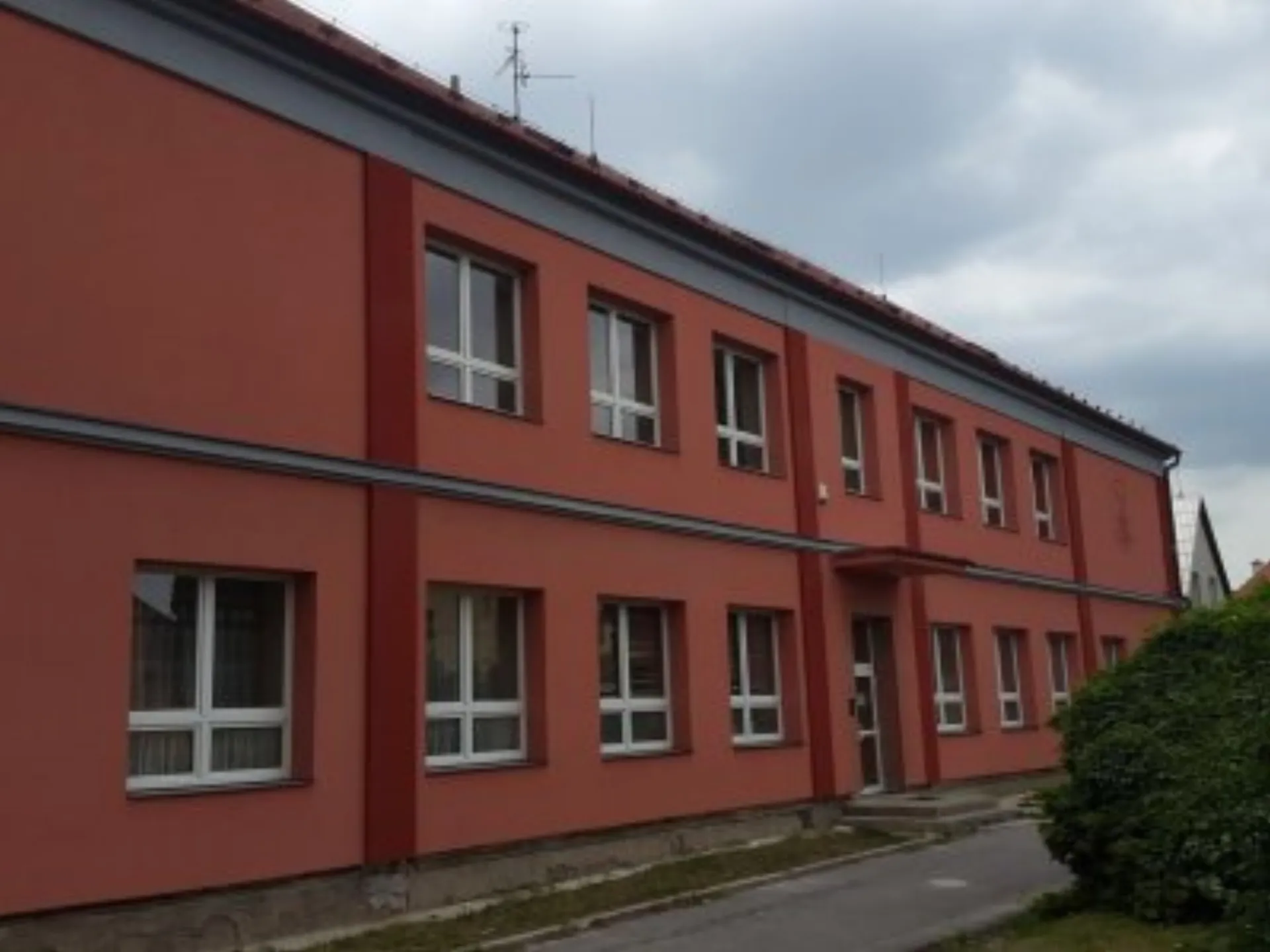 ZŠ Dl.Loučka - zateplení budovy, nástřik komínu - 6