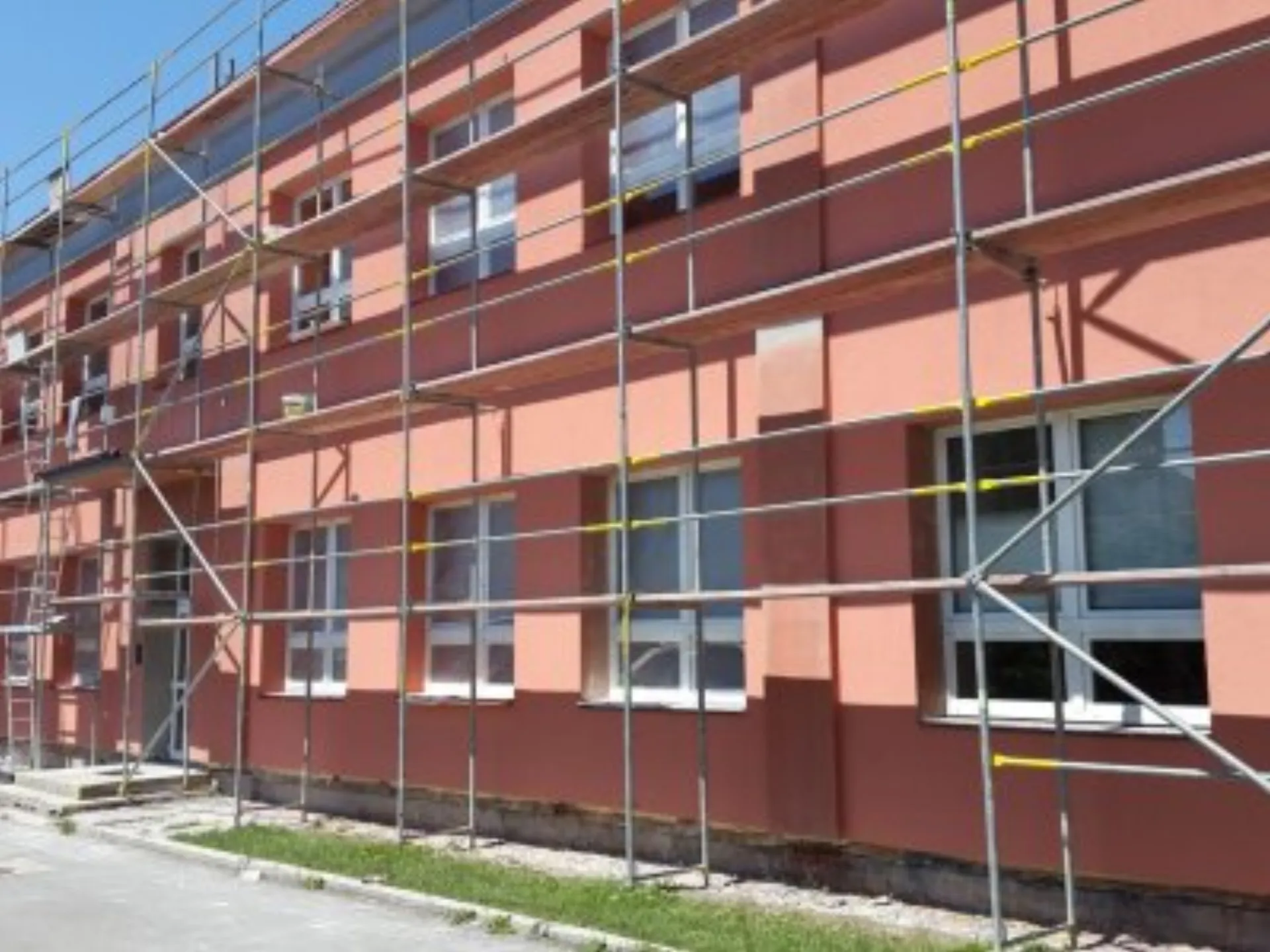 ZŠ Dl.Loučka - zateplení budovy, nástřik komínu - 7