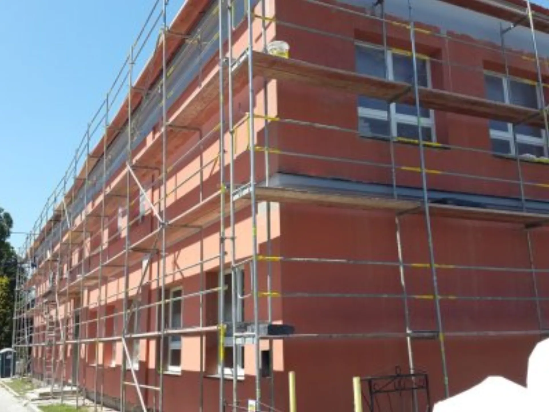 ZŠ Dl.Loučka - zateplení budovy, nástřik komínu - 8