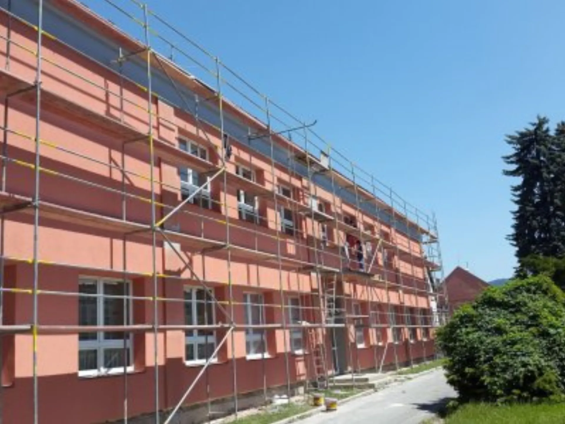 ZŠ Dl.Loučka - zateplení budovy, nástřik komínu - 10